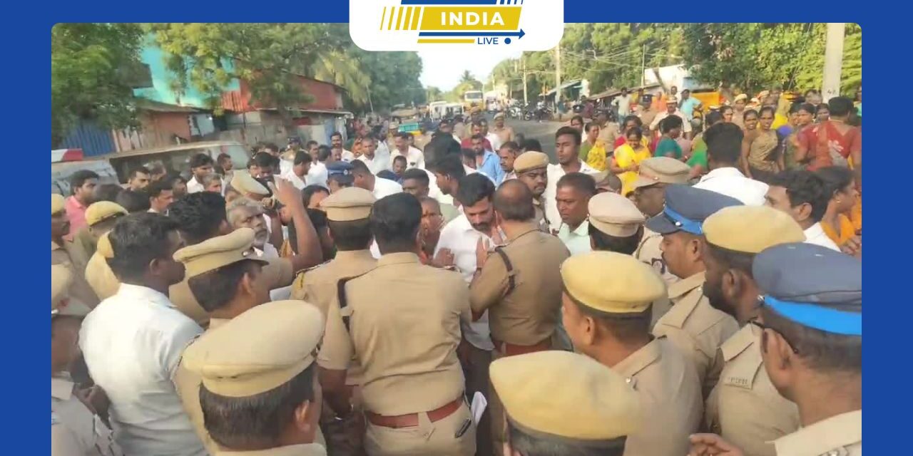 ராமேஸ்வரம் அருகே கோதண்ட ராமர் கோயிலில் ராம் சேது யாத்திரைப் பணியாளர்களை பணி செய்யக்கூடாது என்று கூறிய கோயில் இணை ஆணையர் ; ஆத்திரமடைந்த பணியாளர்கள் குடும்பத்துடன் தனுஷ்கோடி – மதுரை தேசிய நெடுஞ்சாலையில் சாலை மறியல்; போக்குவரத்து பாதிப்பு