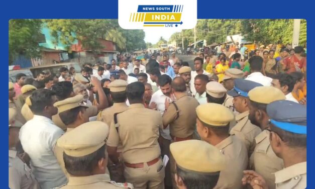 ராமேஸ்வரம் அருகே கோதண்ட ராமர் கோயிலில் ராம் சேது யாத்திரைப் பணியாளர்களை பணி செய்யக்கூடாது என்று கூறிய கோயில் இணை ஆணையர் ; ஆத்திரமடைந்த பணியாளர்கள் குடும்பத்துடன் தனுஷ்கோடி – மதுரை தேசிய நெடுஞ்சாலையில் சாலை மறியல்; போக்குவரத்து பாதிப்பு