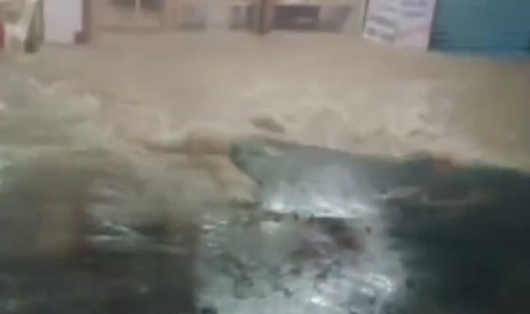 📰 சரவணம்பட்டி நான்குவழி சந்திப்பு கடல்போல் பரபரப்பு – குடிநீர் குழாய் உடைப்பு (13/11/25)💧🚨