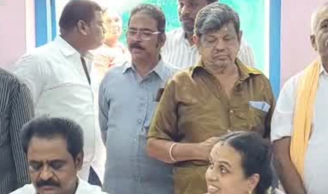 🏫✨ காஞ்சிபுரம் யாகசாலை பள்ளிக்கு ரூ.3.12 லட்சம் மதிப்பில் மேசை–நாற்காலிகள் வழங்கிய எம்.எல்.ஏ எழிலரசன்