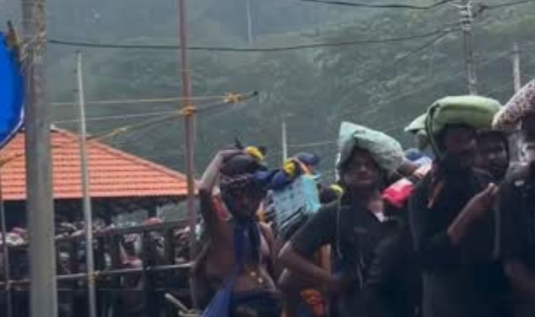🚨 சபரிமலை: 15 மணி நேரம் வரிசையில் நின்று தவித்த பக்தர்கள் – அடிப்படை வசதிகள் இல்லை என குற்றச்சாட்டு