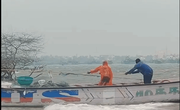 📰 ராமேஸ்வரம் அருகே சேரான் கோட்டை கடற்கரையில் கடல் கொந்தளிப்பு – வீடு, கிணறு சேதம்; தடுப்பு சுவர் & துறைமுகம் கோரி மீனவர்கள் கோரிக்கை 🌊🚨