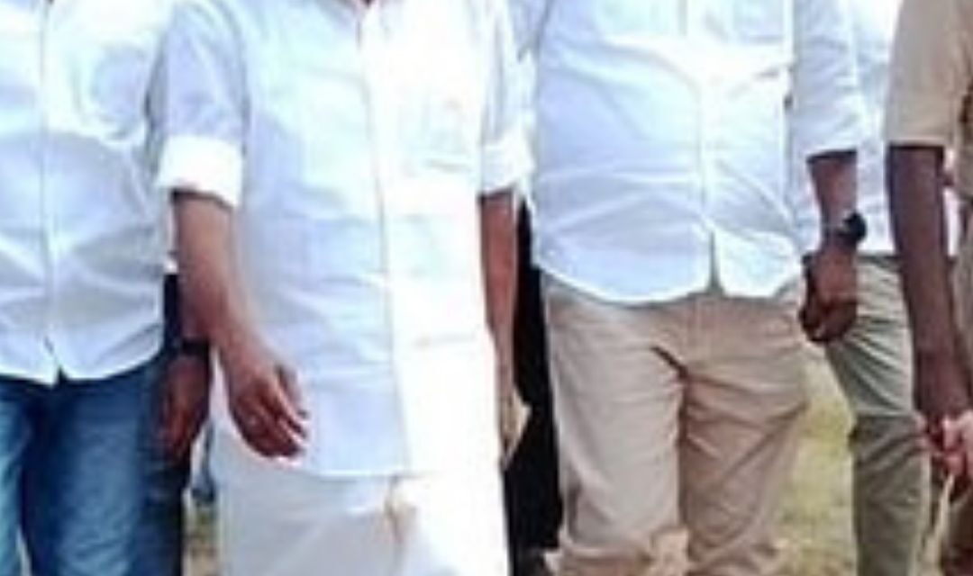 ஈரோடு மாவட்டம், பெருந்துறையை அடுத்த விஜயமங்கலம் அருகே உள்ள சரளை பகுதியில், தவெக தலைவர் விஜய் கலந்துகொள்ளும் பிரசாரக் கூட்டம் வியாழக்கிழமை (டிசம்பர் 18) நடைபெற உள்ளது.